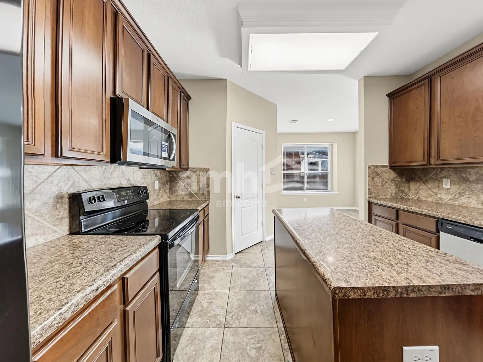 4 bed, 3.5 bath, 3006 sqft, $2,225 — Photo 4