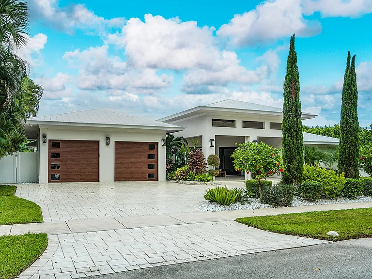 1117 Lake Dr — Photo 3