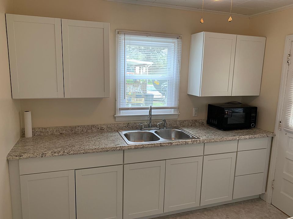 Newley renovated kitchen, brand new cabinets, new countertops, new sink, new flooring!