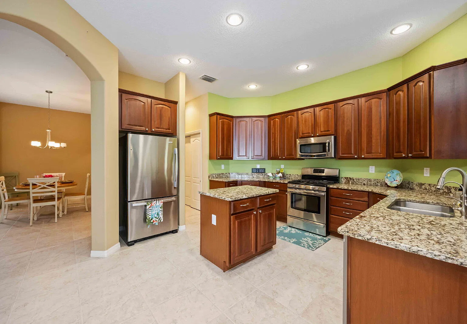 4 bed, 3.0 bath, 2714 sqft, $2,600 — Photo 3
