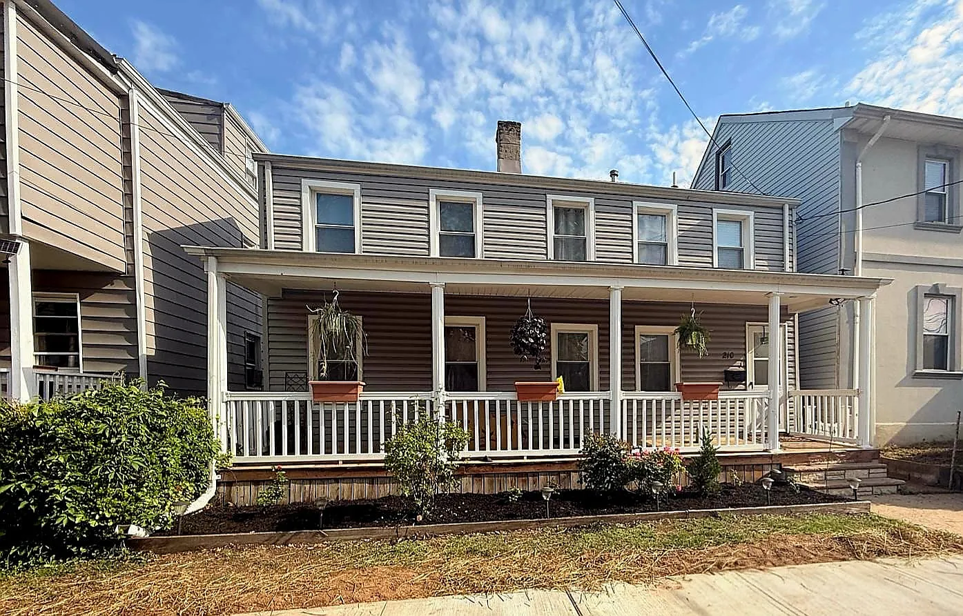 3 bed, 1.5 bath, 1074 sqft, $3,150 — Photo 1
