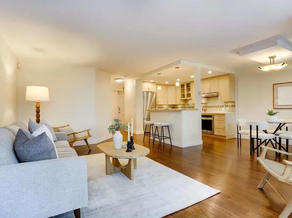 518 Moberly Rd #104, Vancouver, BC V5Z 4G3