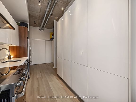 4th image of 360 McLeod St #905