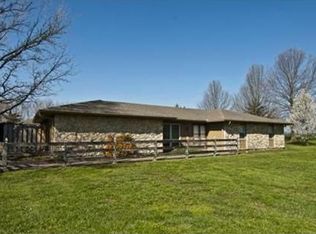 19729 Tonganoxie Dr, Tonganoxie, KS 66086