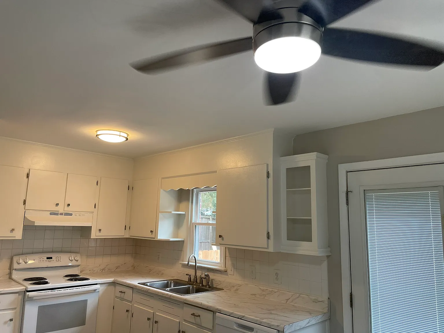 2 bed, 950 sqft, $1,900 — Photo 3