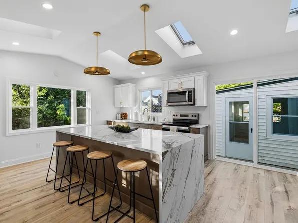 9 San Juan Dr, Bristol, RI 02809