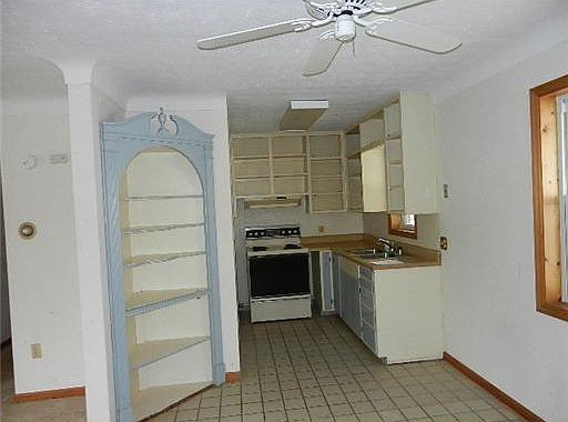 3rd image of 861 Fitchland Dr