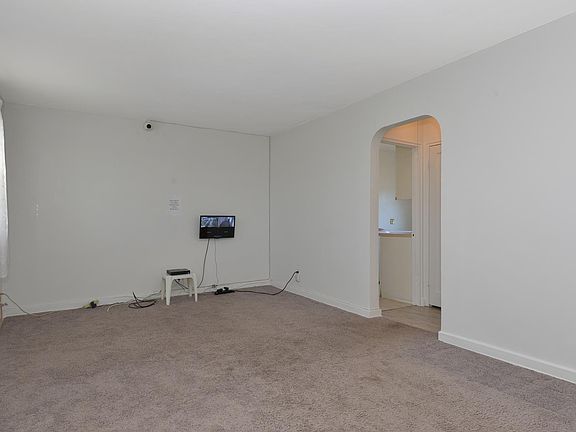 3rd image of 76-09 Commonwealth Blvd #B