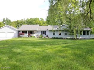 1542 Lincoln Lake Ave NE, Lowell, MI 49331
