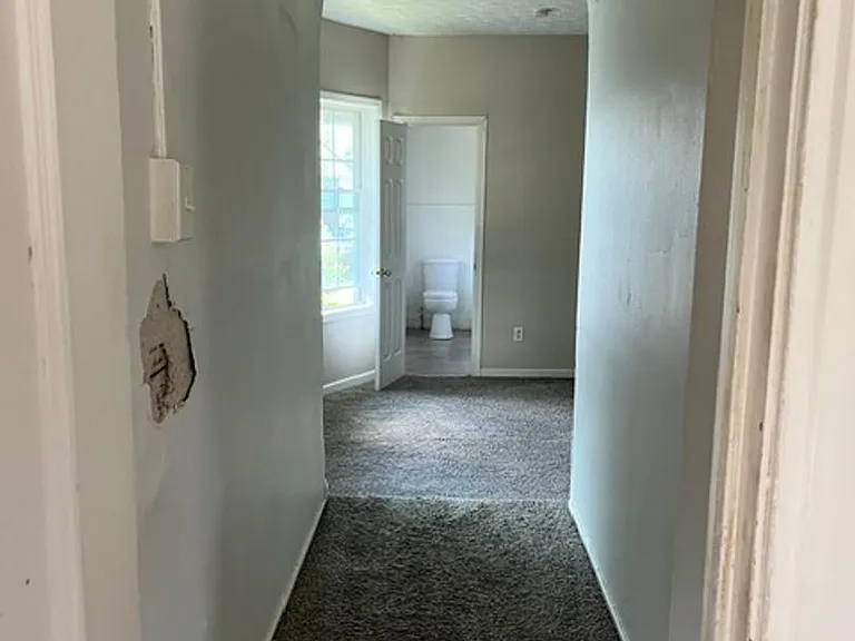 352 S Jackson St — Photo 3