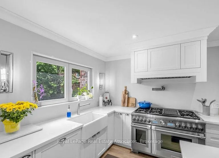 6760 Dolmage Ct — Photo 7