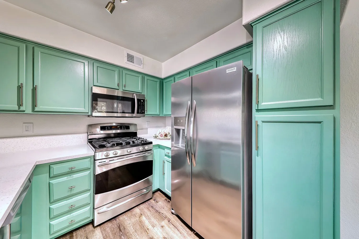 2 bed, 987 sqft, $1,450 — Photo 2