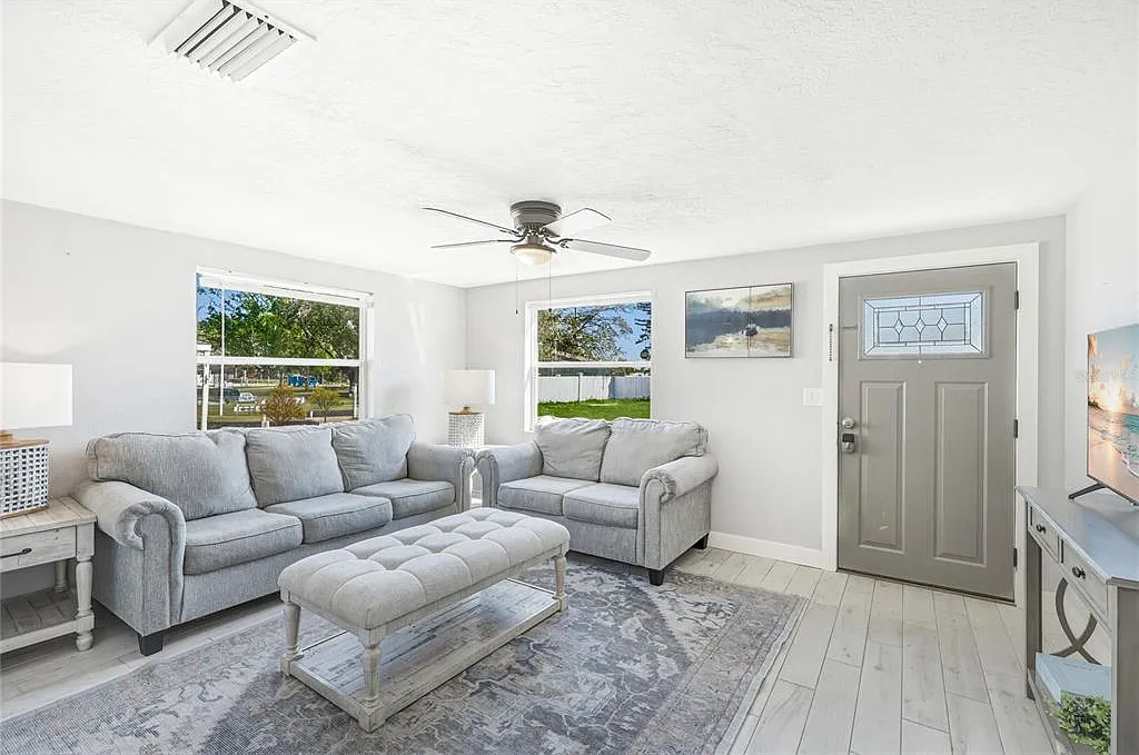 3 bed, 2.0 bath, 1036 sqft, $3,000 — Photo 4