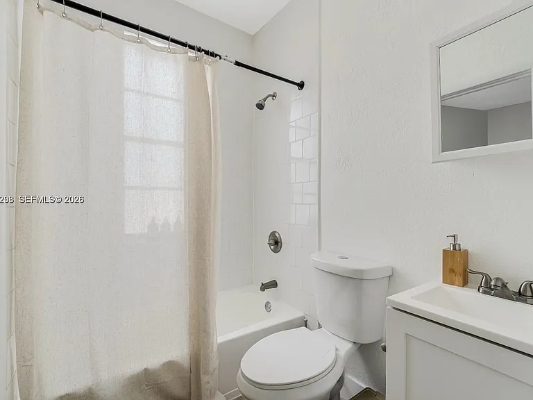 301 SW 10th Ave #7 — Photo 11