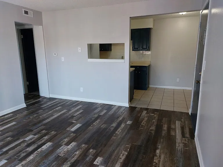 2250 S Oliver Ave — Photo 45