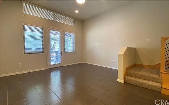 5th image of 931 E Walnut St Unit 109