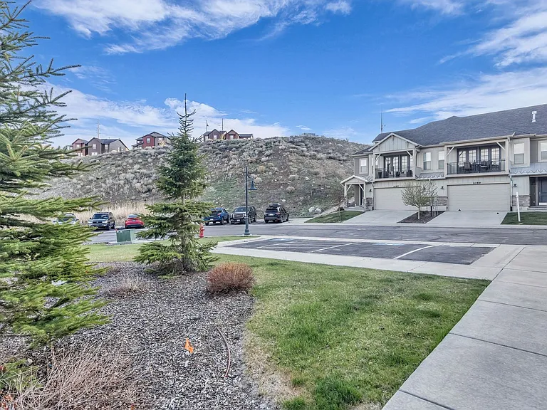 1072 W Cattail Ct — Photo 32