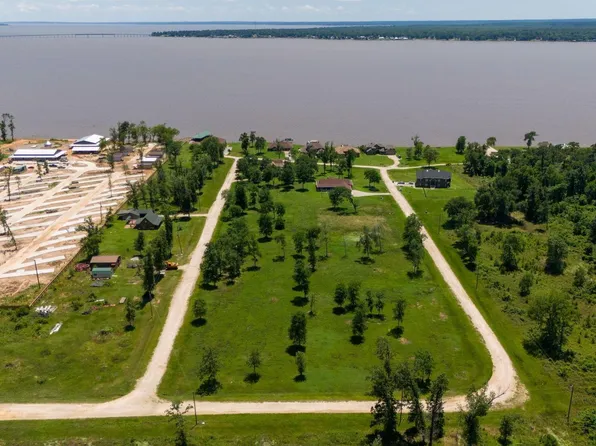32 Falcon Point, Onalaska, TX 77360