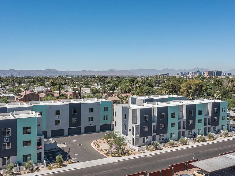 2601 E Clarendon Ave #3 — Photo 32