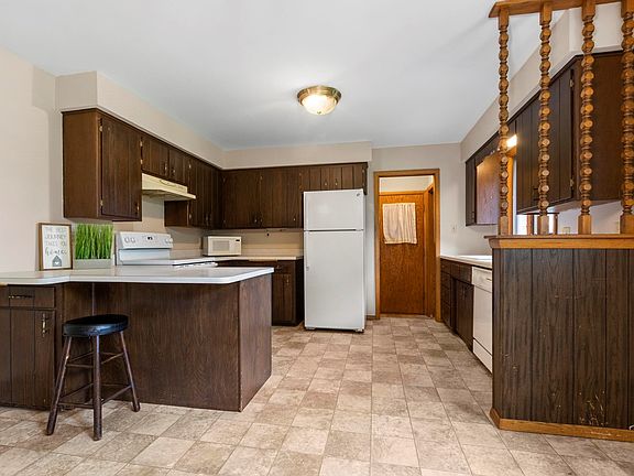 Kitchen with breakfast bar