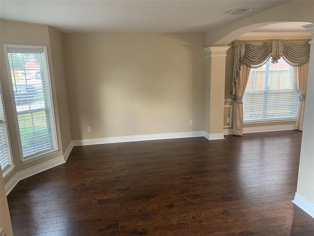 4 bed, 2.5 bath, 2668 sqft, $2,390 — Photo 3