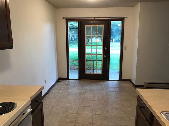 3rd image of 370 Oxford Ct APT 3