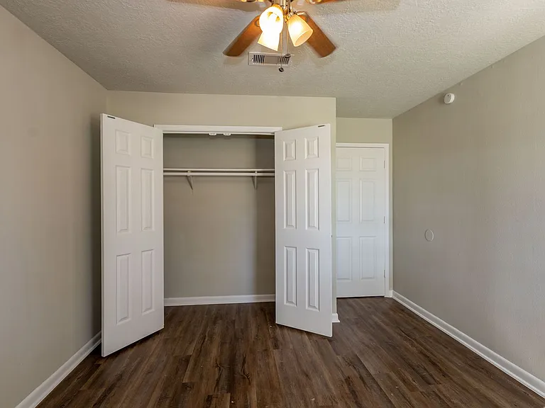 5810 Meadowview Rd — Photo 7
