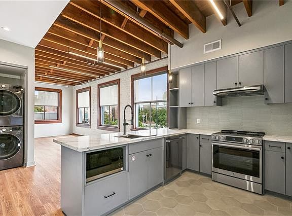 3rd image of 814 Howard Ave #201