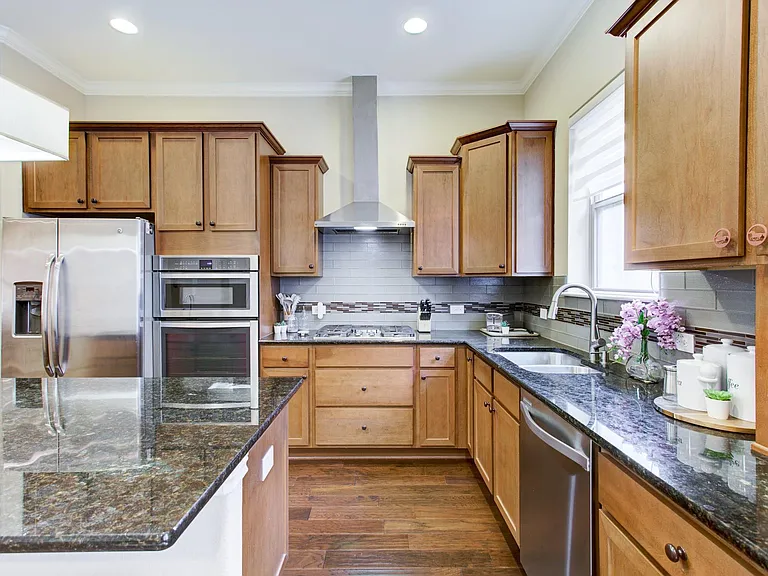 224 Adams St — Photo 3