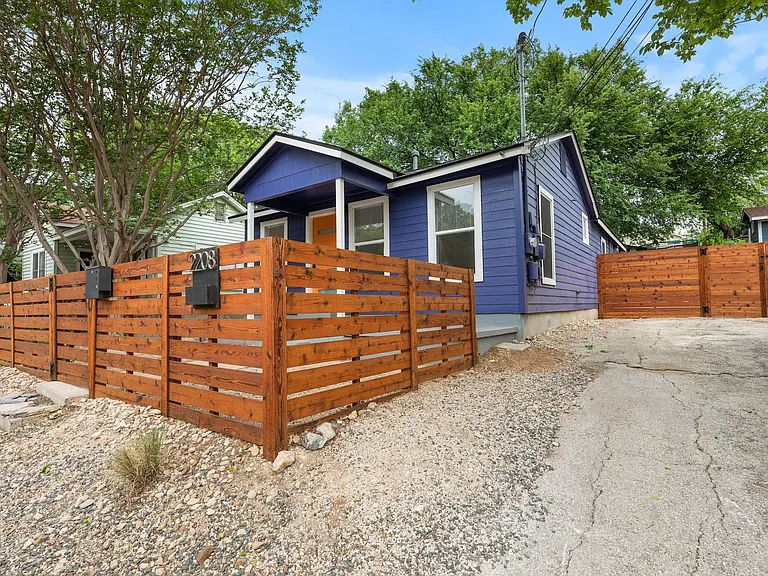 2208 Santa Rita St — Photo 3