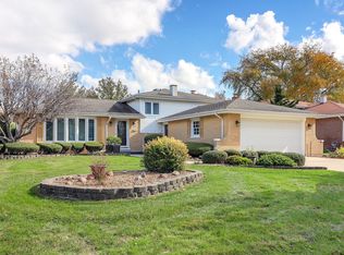 7213 Emerson Dr, Darien, IL