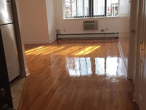 2nd image of 1443 28th Ave APT 1E