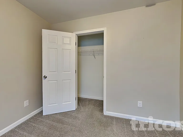 1042 Sutherland Dr — Photo 11