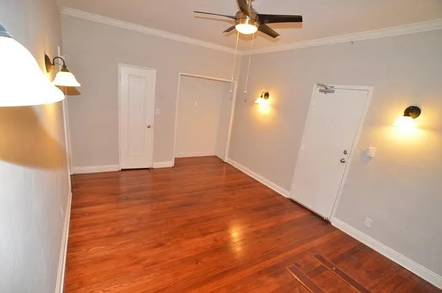 La Chandelle Apts...Charming building...Renovated Apartments Available...Hardwood Floors! — Photo 24