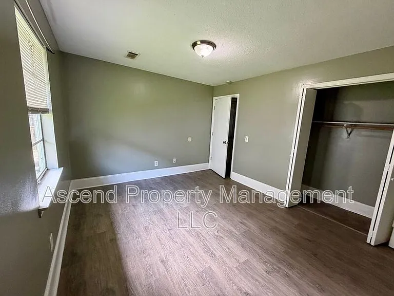 2410 Lyndon Ave #11 — Photo 7