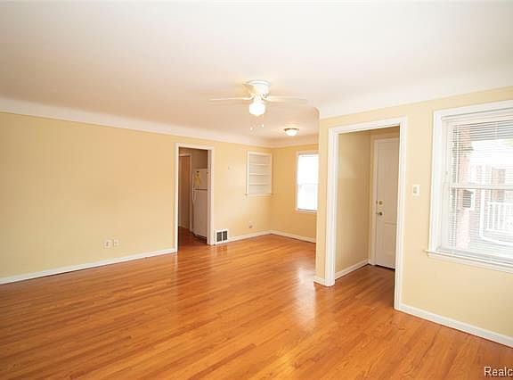4th image of 2360 Ellwood Ave
