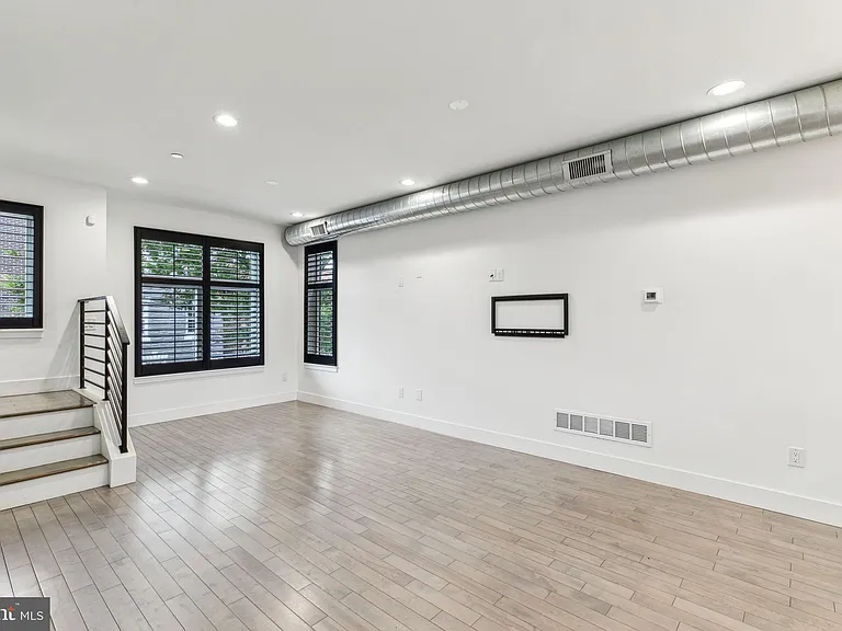 2835 Edgemont St — Photo 16