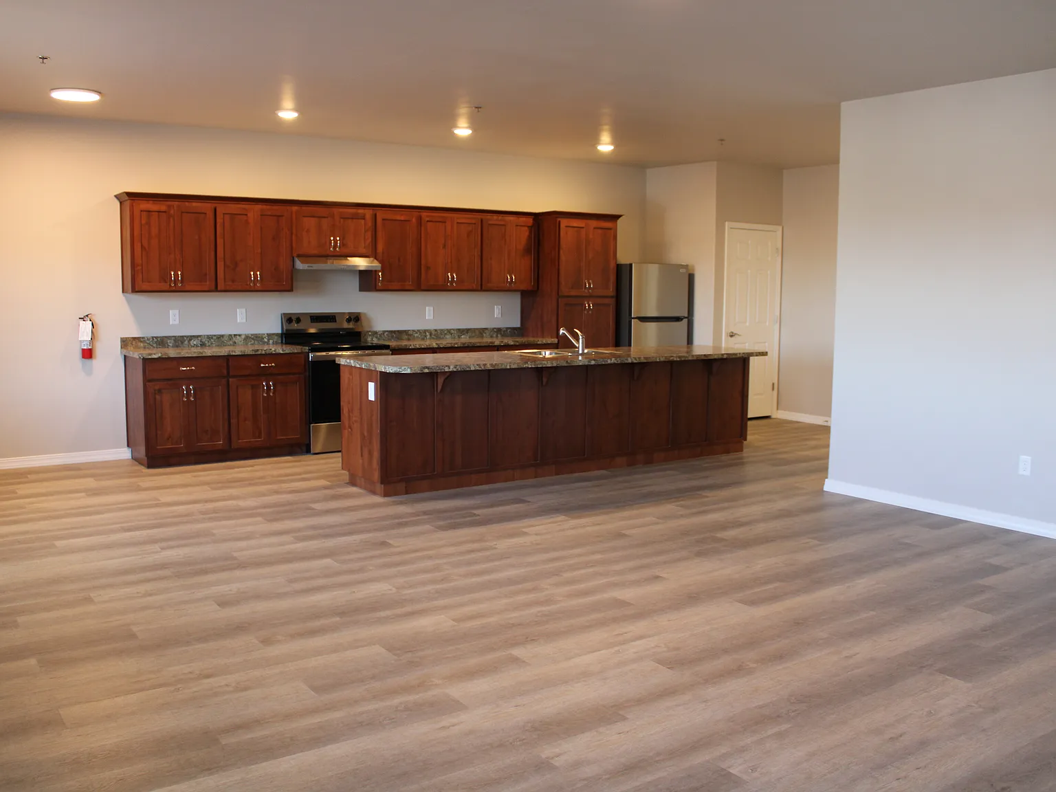 665 Heyburn Ave W — Photo 4