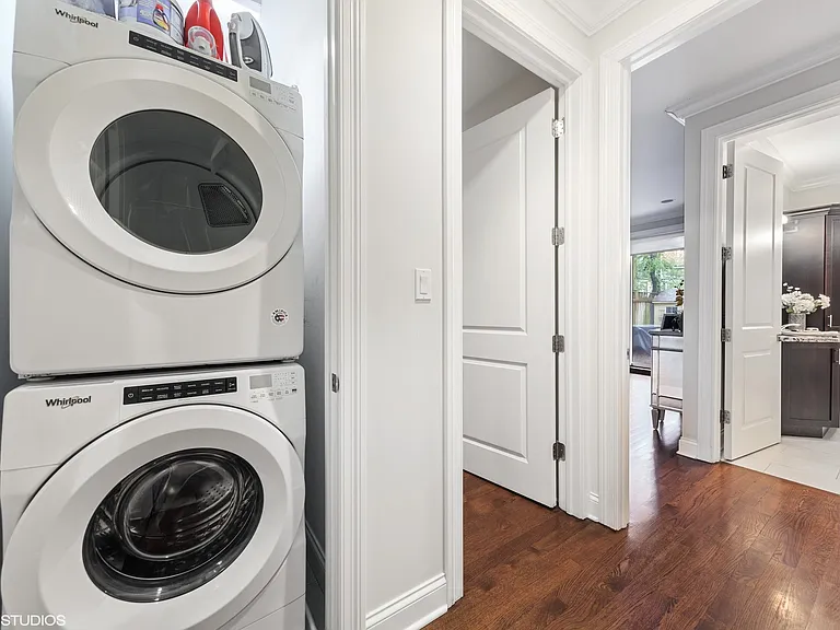 441 W Briar Pl #1 — Photo 13