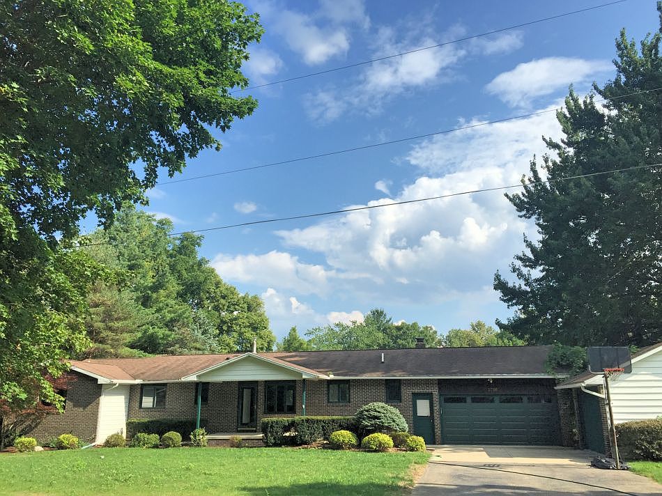 Looking for your private getaway just outside of town?  This sprawling 1800 sqft ranch nestles up to the Pine River with breathtaking views and wildlife.  br /br /Home has many updates including new septic, roof, carpet, 3/4 inch maple wood floors, paint, master bedroom addition.