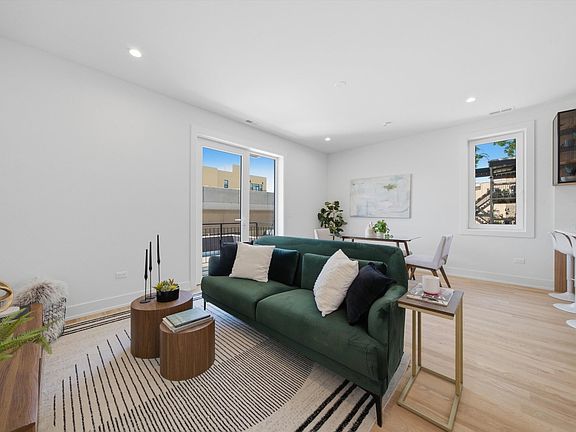 2nd image of 5428 N Winthrop Ave #403