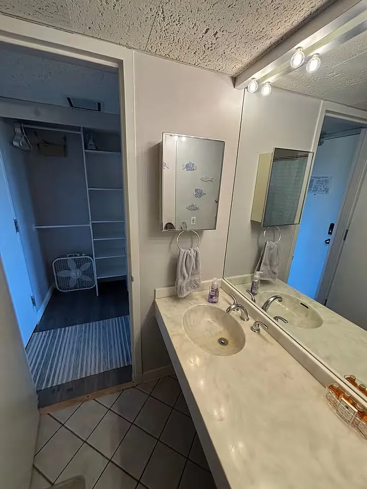 Studio, 240 sqft, $1,100 — Photo 3
