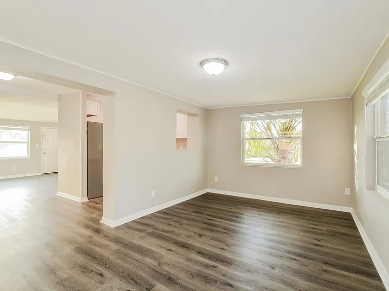 1198 Maxey Dr — Photo 3