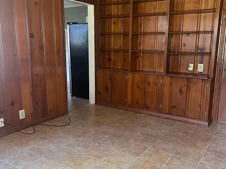 1900 Central Dr — Photo 16