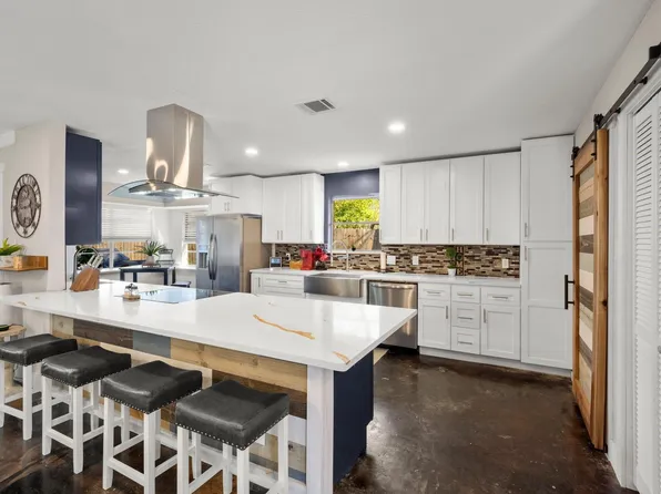 910 Brook Forest Ct, Conroe, TX 77385