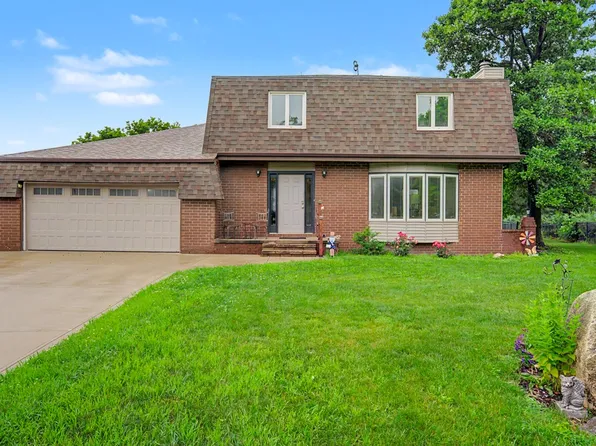 302 Village Cir, Altoona, IA 50009