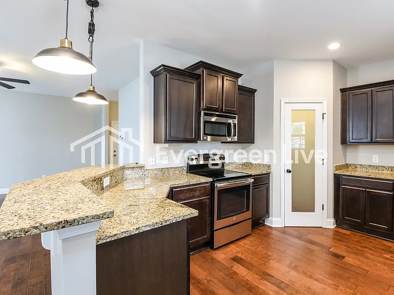 181 Eldon Dr — Photo 3