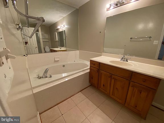 4th image of 404 Waters Cove Ct