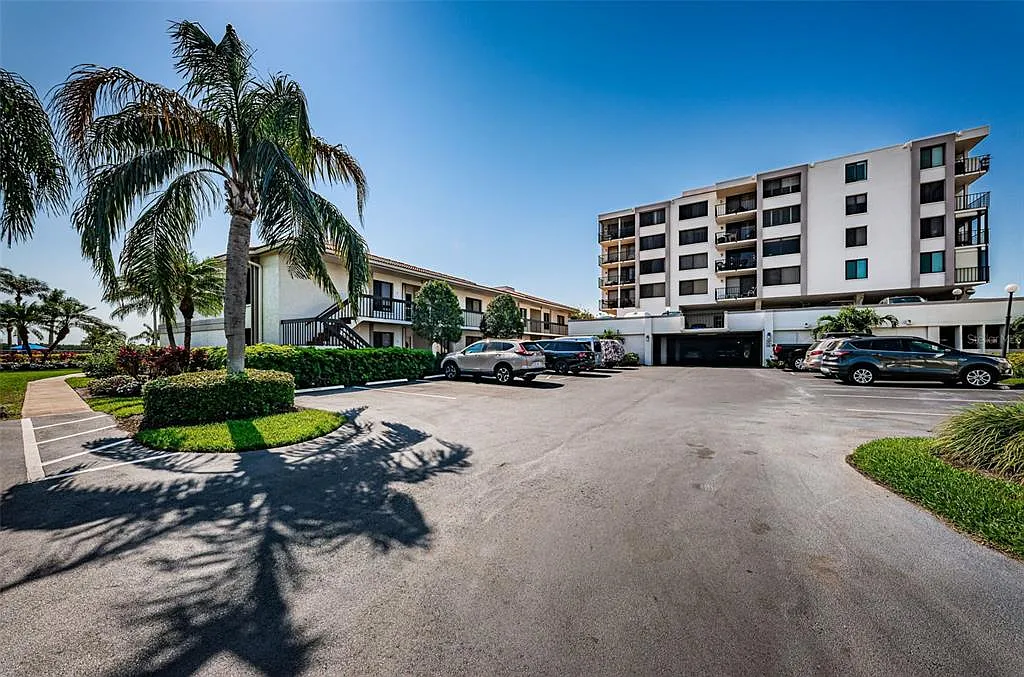1 bed, 1.5 bath, 780 sqft, $2,000 — Photo 1