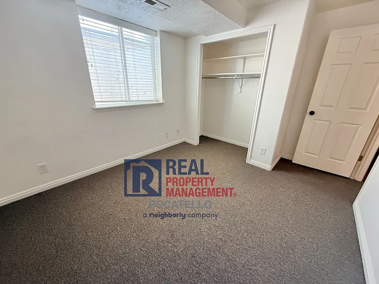 1586 Dustin Cir — Photo 21